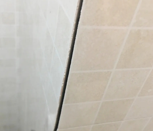 滨江瓷砖空鼓维修公司分享阳台瓷砖脱落的修复过程可以分为以下几个步骤