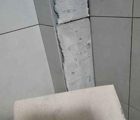 滨江瓷砖空鼓维修公司分享下厨房瓷砖脱落的补救措施。